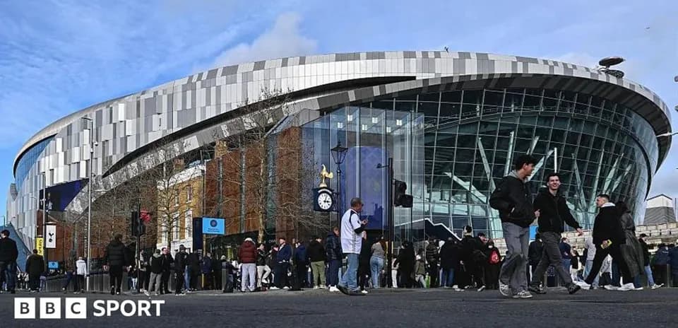 Толпа людей перед стадионом Tottenham Hotspur