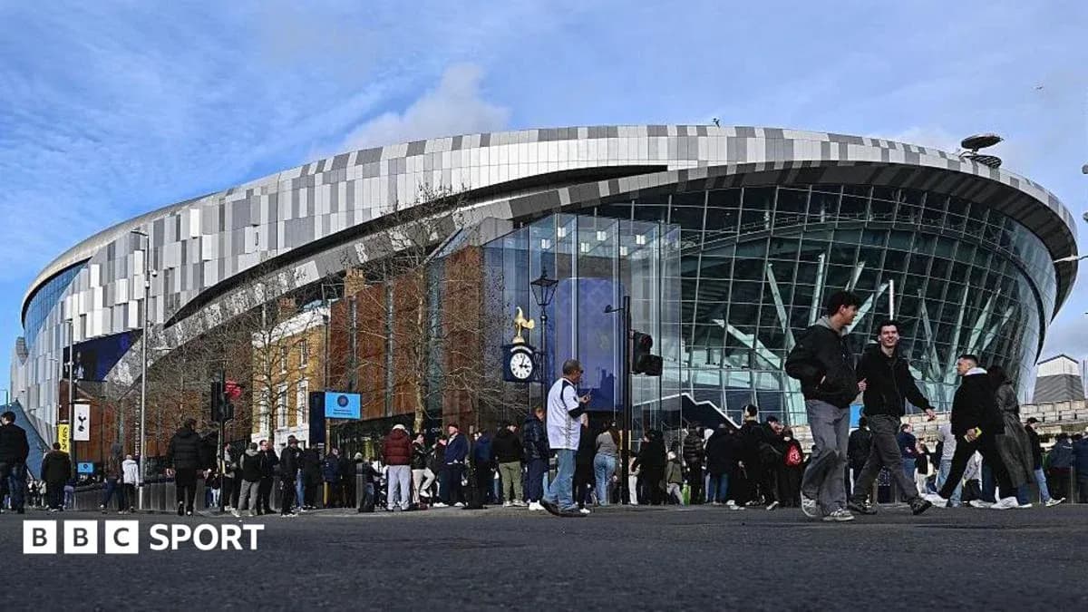 Толпа людей перед стадионом Tottenham Hotspur
