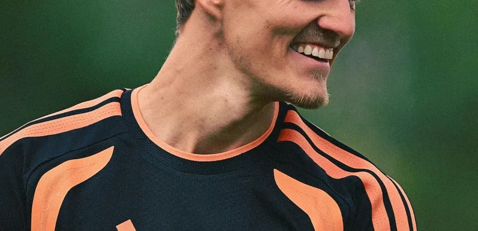Игрок в тренировочной футболке Arsenal на поле