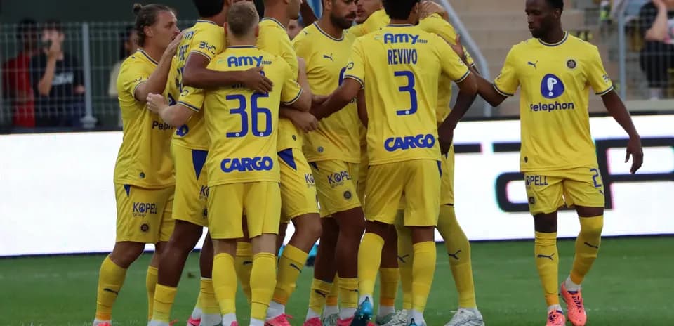 Игроки Мaccabi Tel Aviv отмечают гол