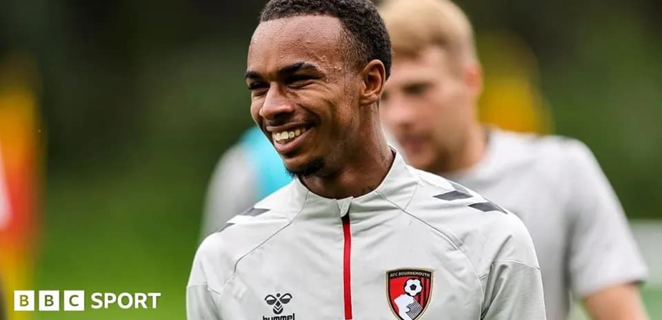Игрок AFC Bournemouth улыбается во время тренировки