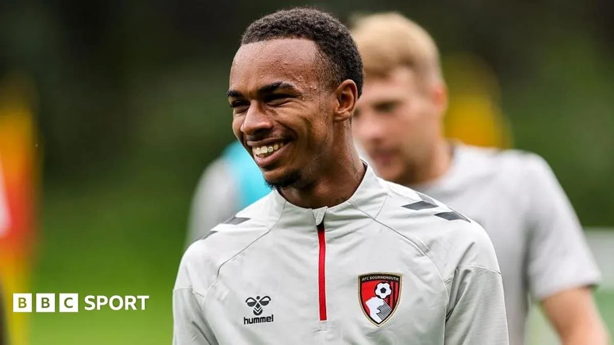 Игрок AFC Bournemouth улыбается во время тренировки