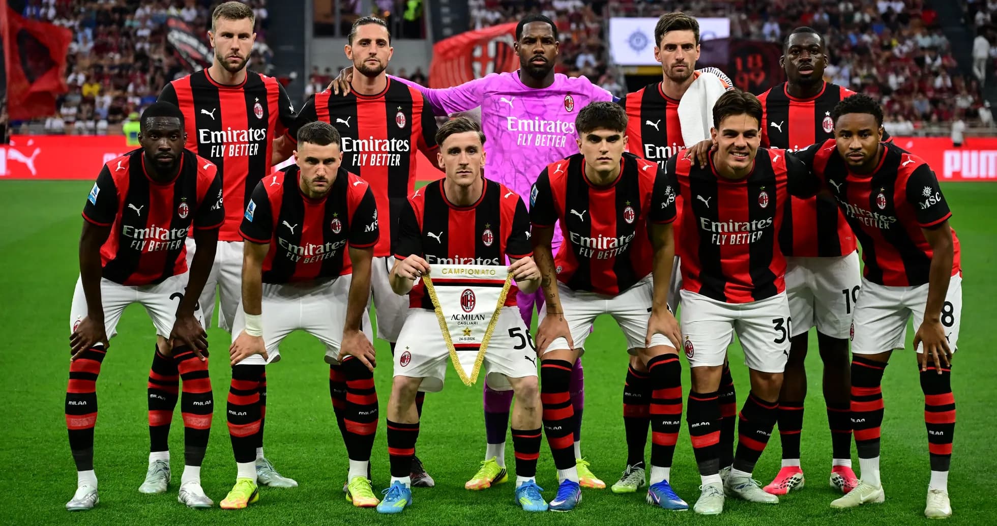 Игроки AC Milan позируют с трофеем чемпионата