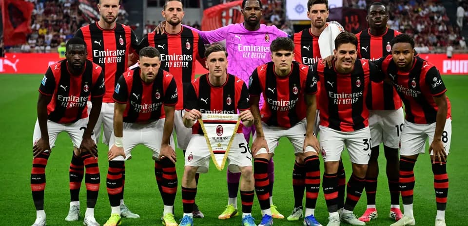 Игроки AC Milan позируют с трофеем чемпионата