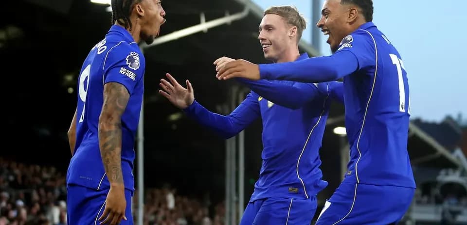 Игроки Chelsea празднуют гол на стадионе