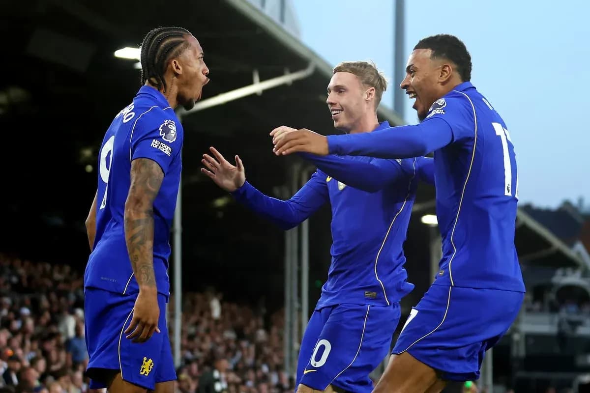 Игроки Chelsea празднуют гол на стадионе