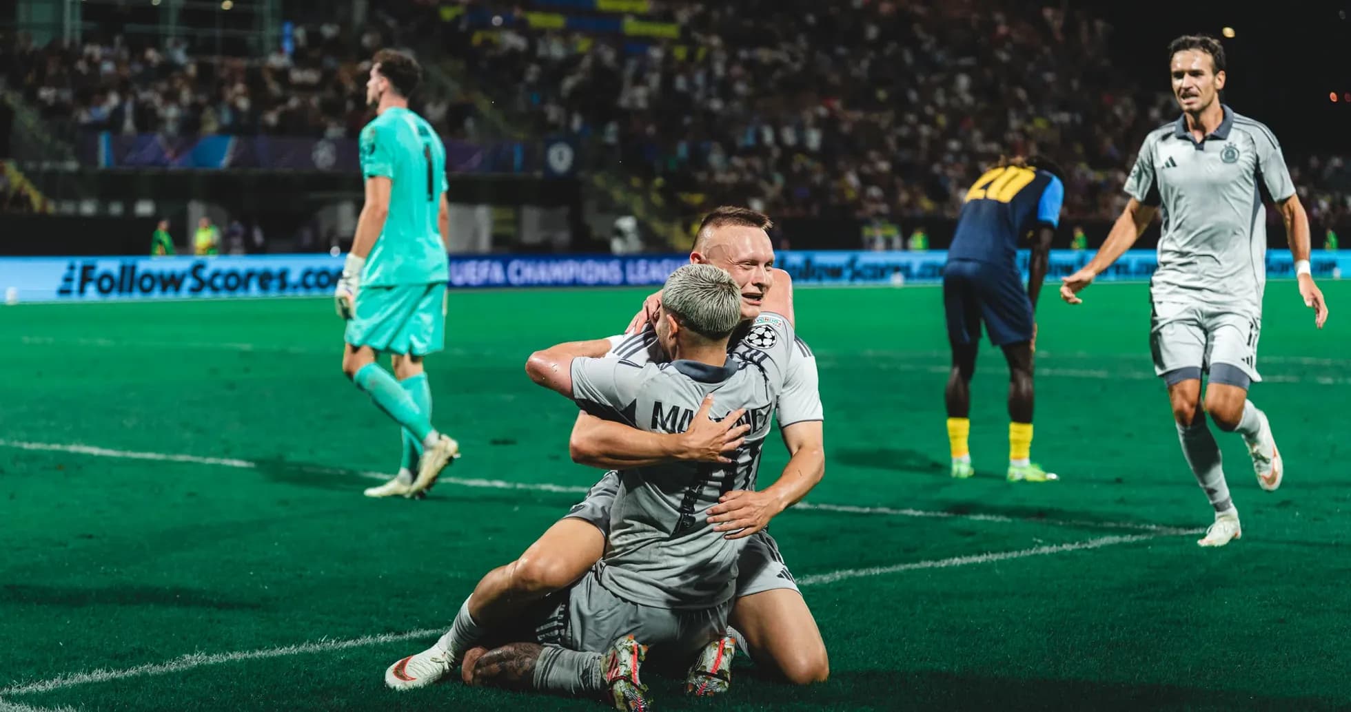 Игроки празднуют гол в матче Лиги чемпионов