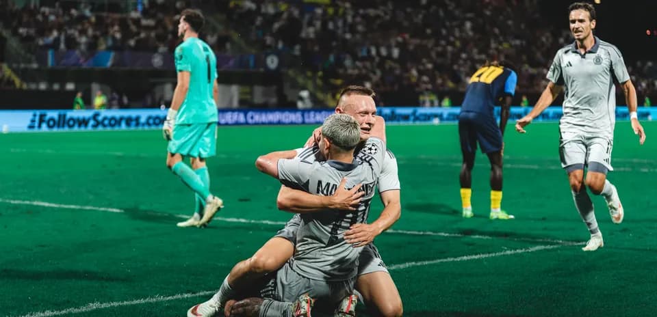 Игроки празднуют гол в матче Лиги чемпионов
