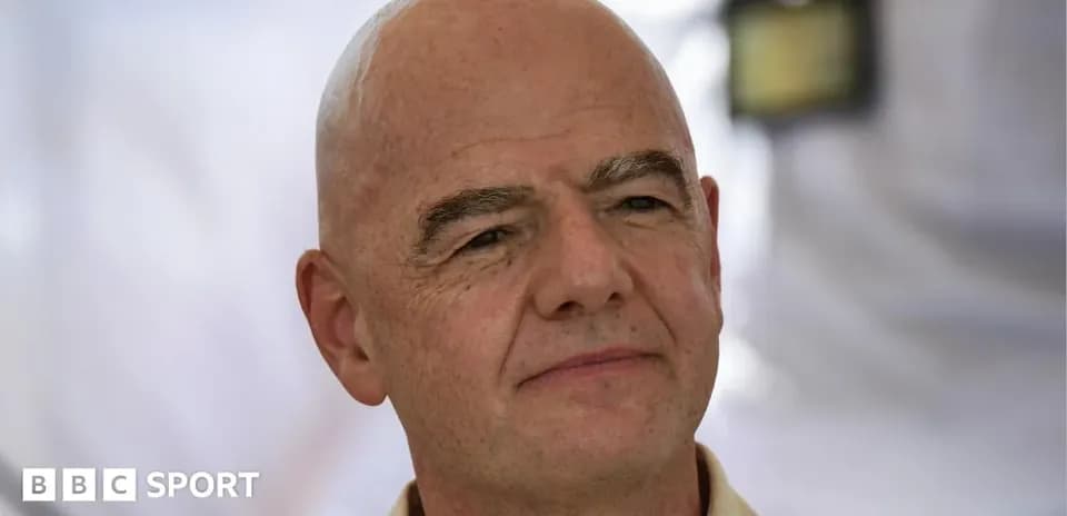 Человек с лысой головой на фоне белого занавеса