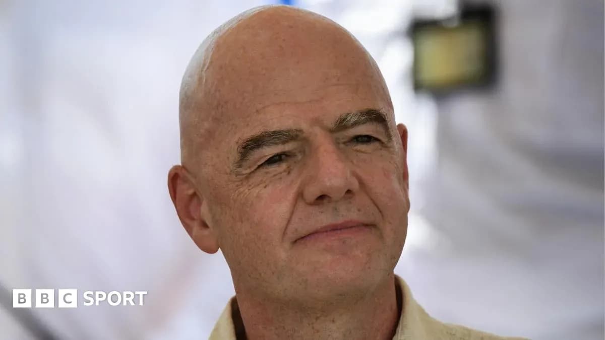 Человек с лысой головой на фоне белого занавеса