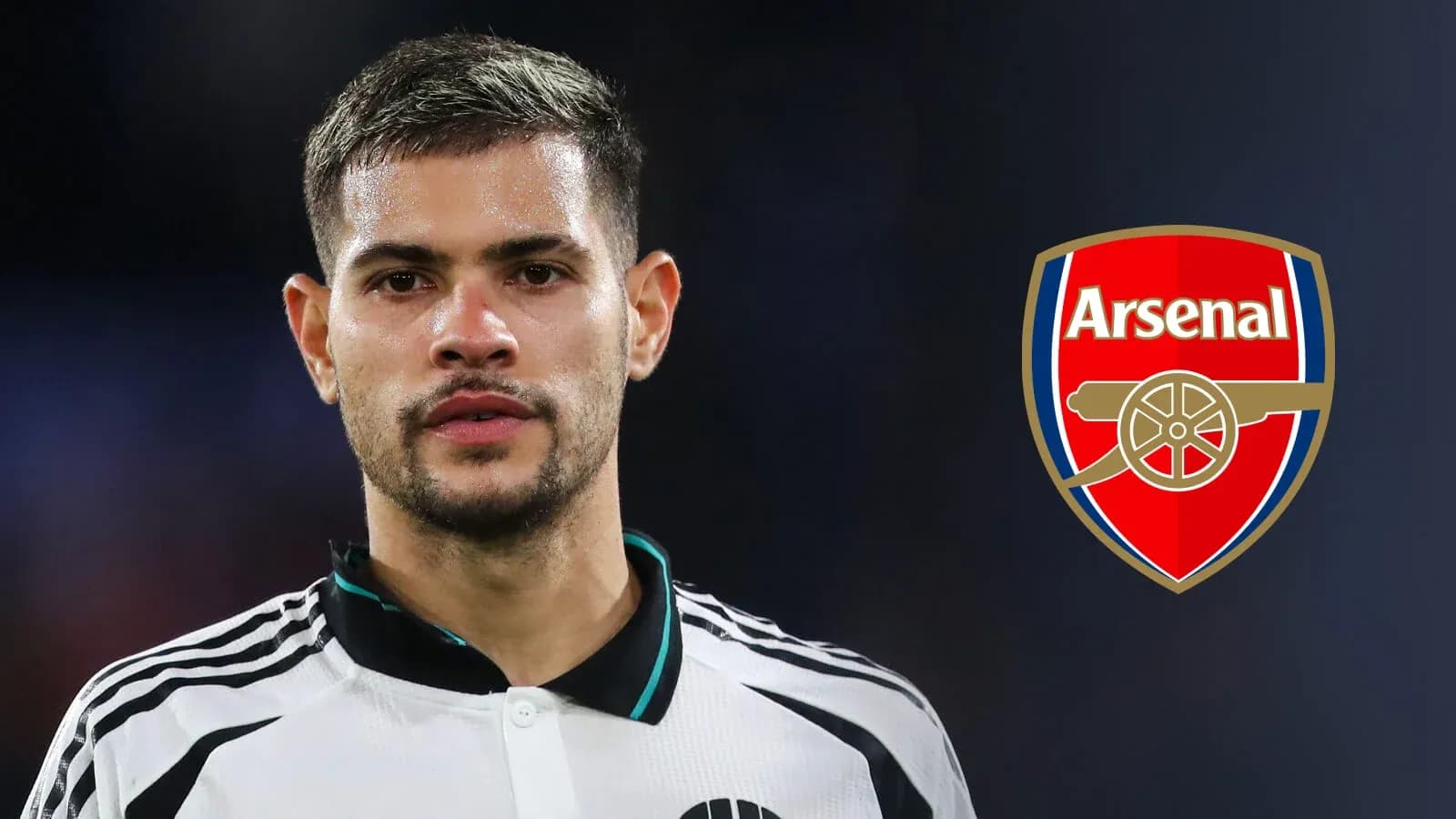 Игрок в форме с логотипом Arsenal на фоне