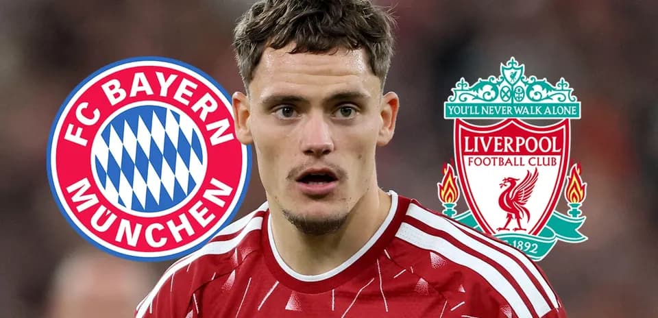 Игрок с логотипами FC Bayern и Liverpool