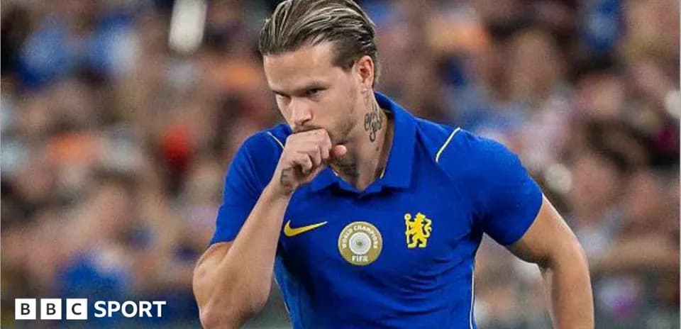 Игрок в синей футболке Chelsea на поле