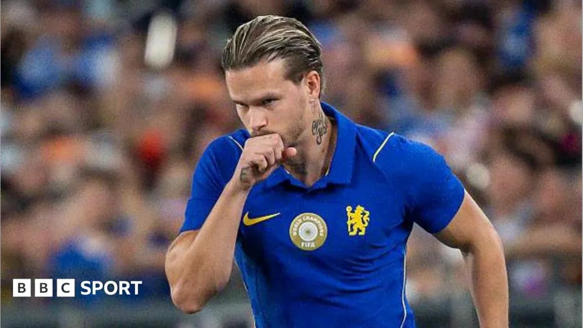 Игрок в синей футболке Chelsea на поле