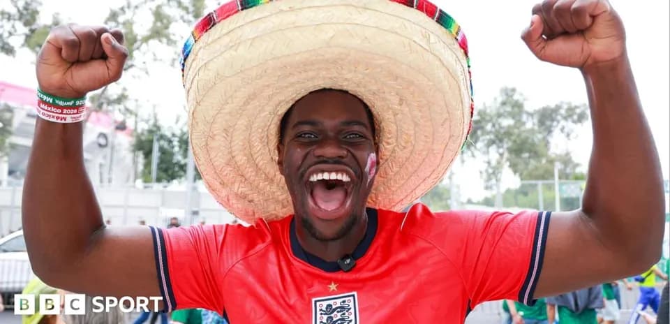 Фанат в sombrero празднует на стадионе