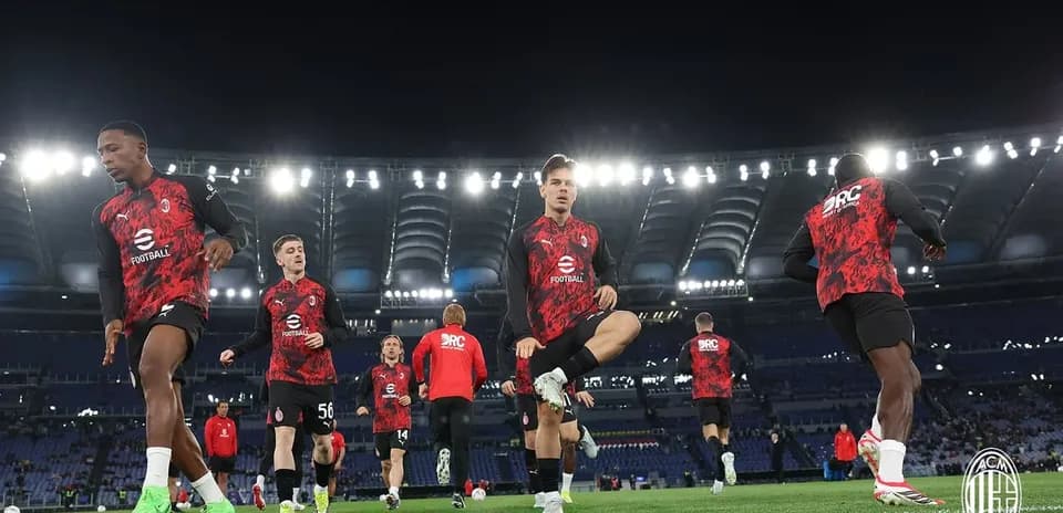 Игроки AC Milan разминались перед матчем