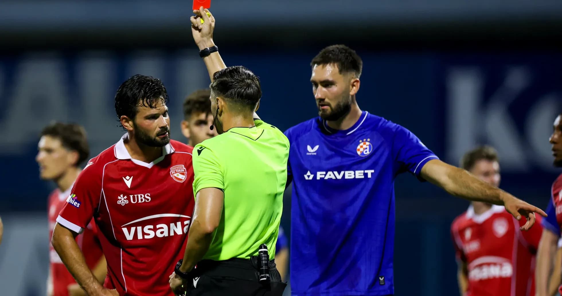 Игроки FC Thun получают красную карточку