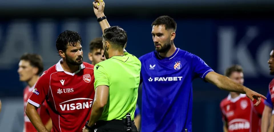 Игроки FC Thun получают красную карточку