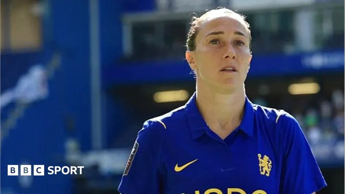 Игрок команды Челси на стадионе во время матча