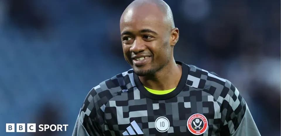 Вратарь Sheffield United улыбается на поле