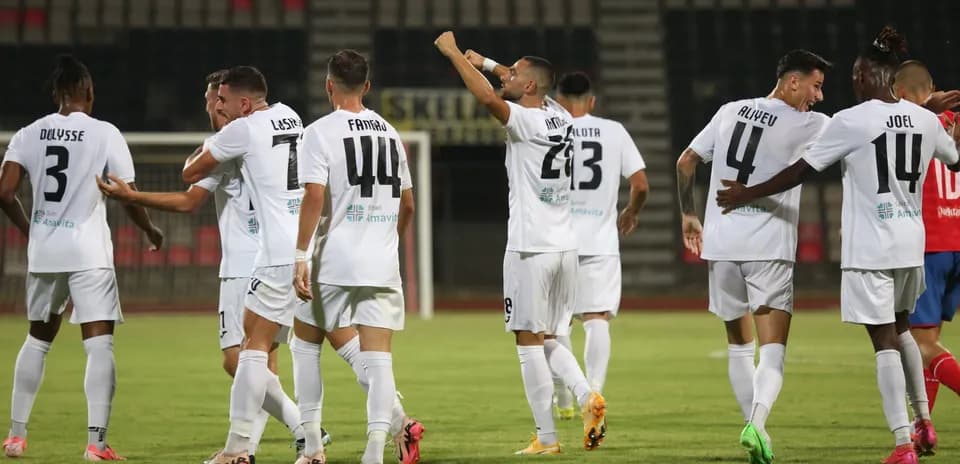 Игроки Egnatia празднуют гол на поле