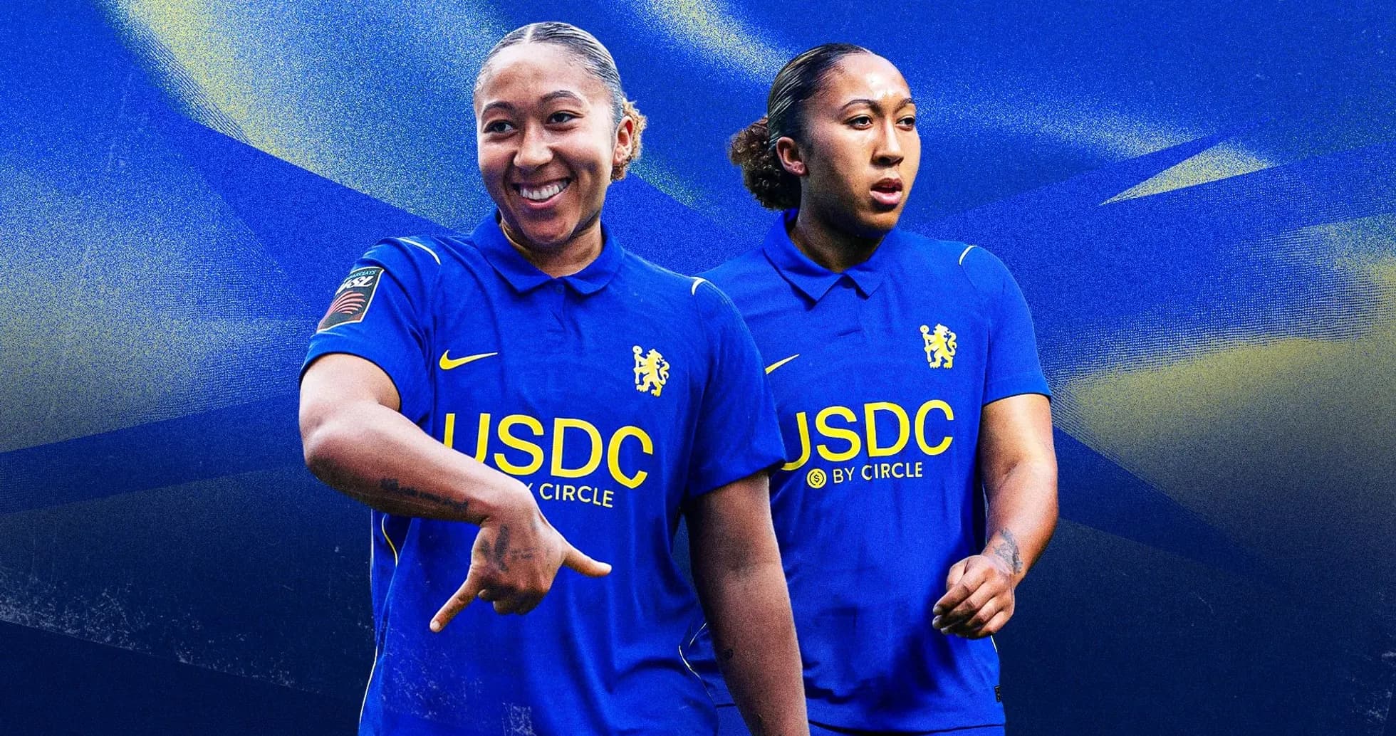 Игрок в синей форме Chelsea позирует на фоне