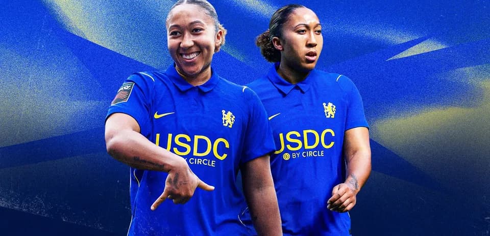 Игрок в синей форме Chelsea позирует на фоне