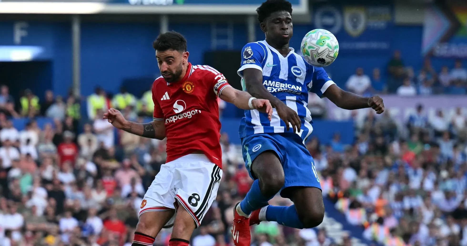 Игроки Manchester United и Brighton в борьбе за мяч