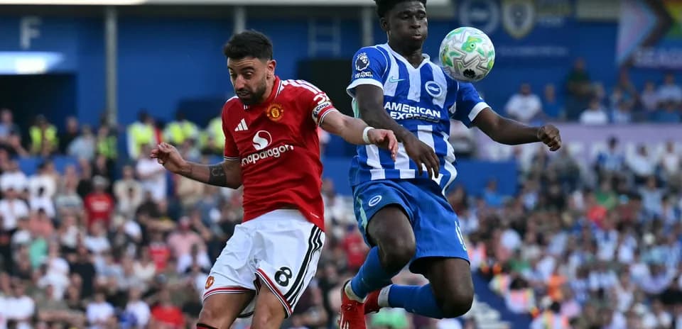 Игроки Manchester United и Brighton в борьбе за мяч