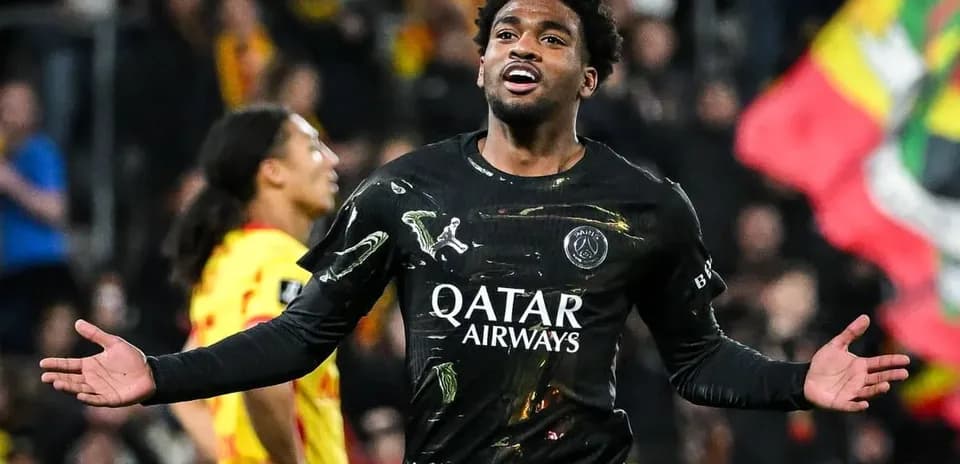 Игрок PSG празднует гол на поле матча
