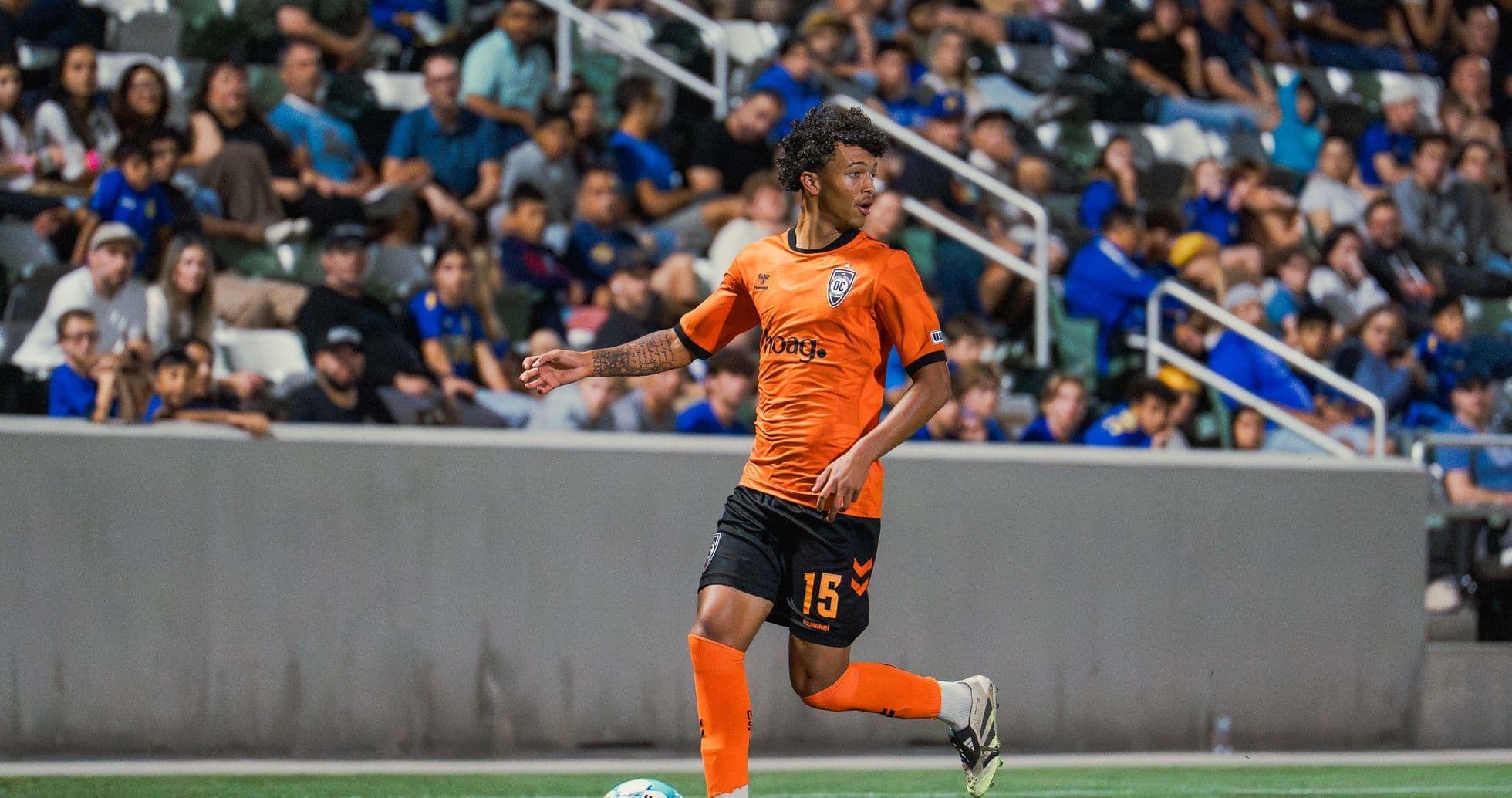 Игрок Orange County SC с мячом