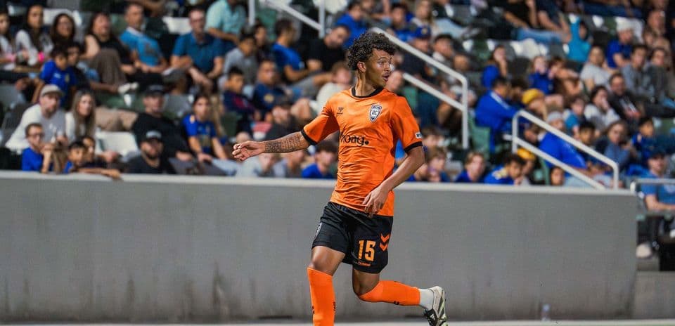 Игрок Orange County SC с мячом