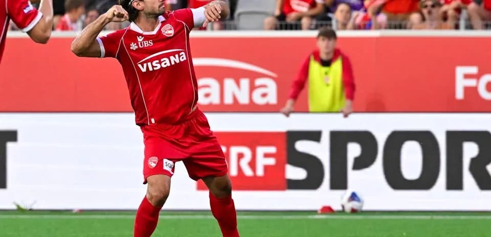 Игрок FC Thun празднует гол в матче