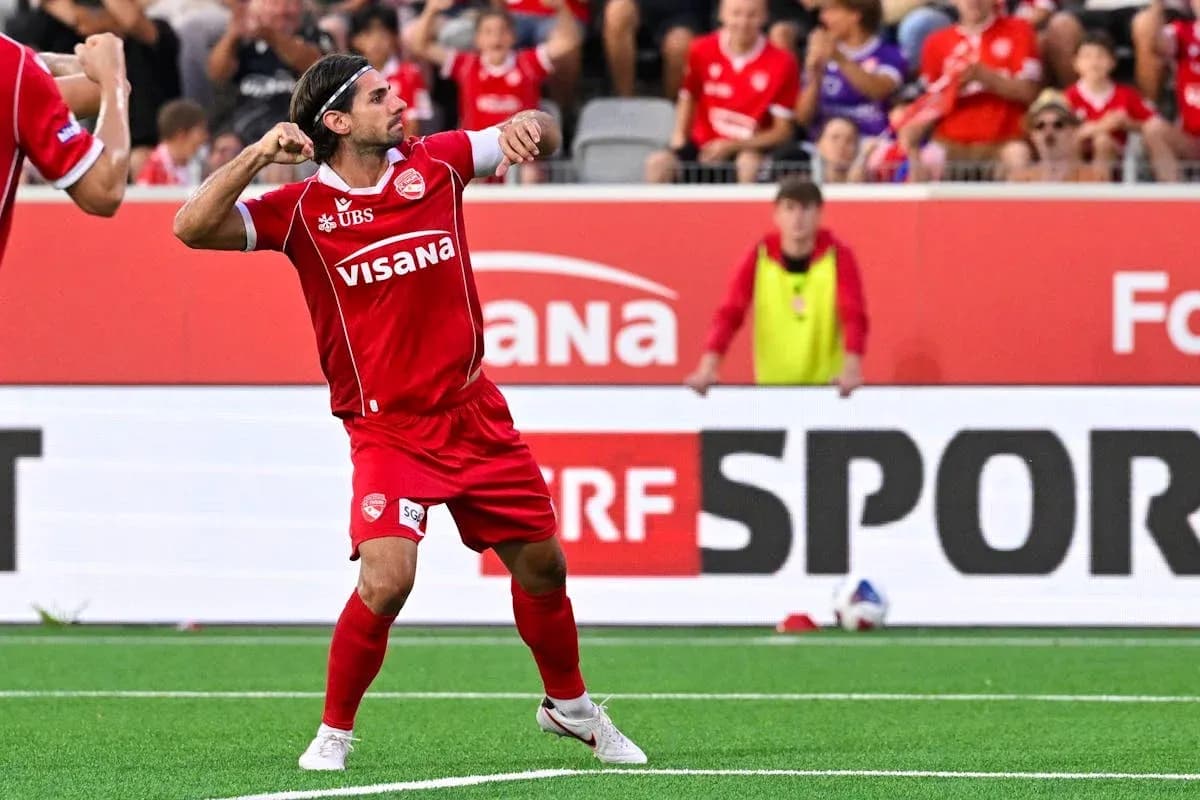 Игрок FC Thun празднует гол в матче