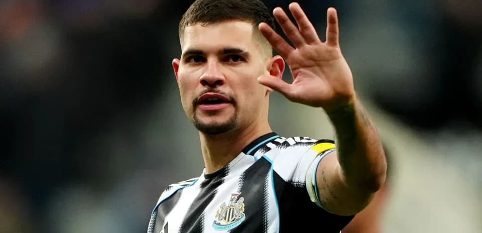 Игрок команды Newcastle United приветствует болельщиков