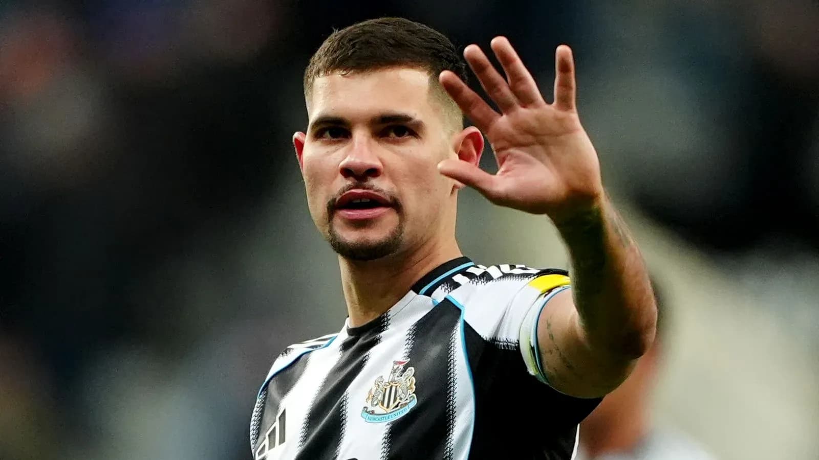 Игрок команды Newcastle United приветствует болельщиков