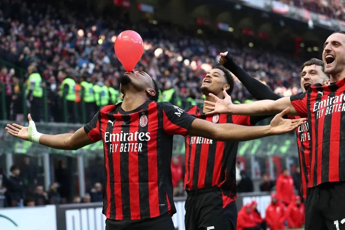 Игроки AC Milan празднуют гол с воздушным шаром