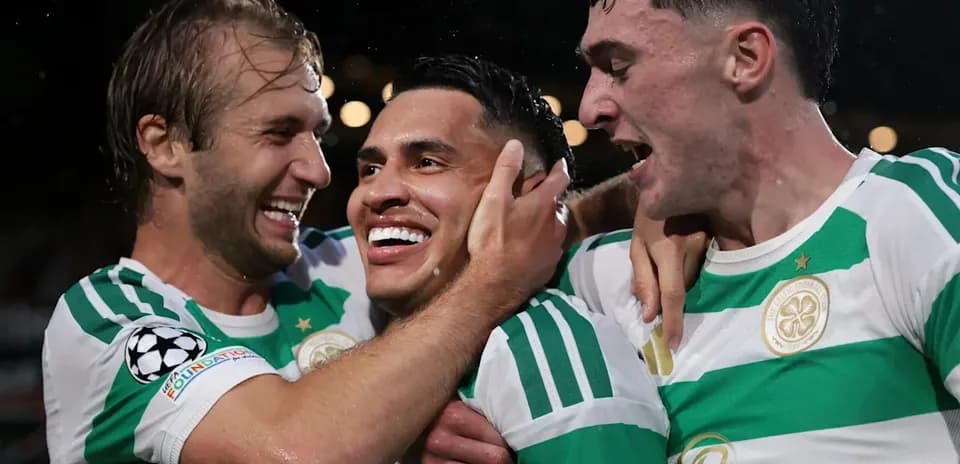 Игроки Celtic отмечают гол во время матча