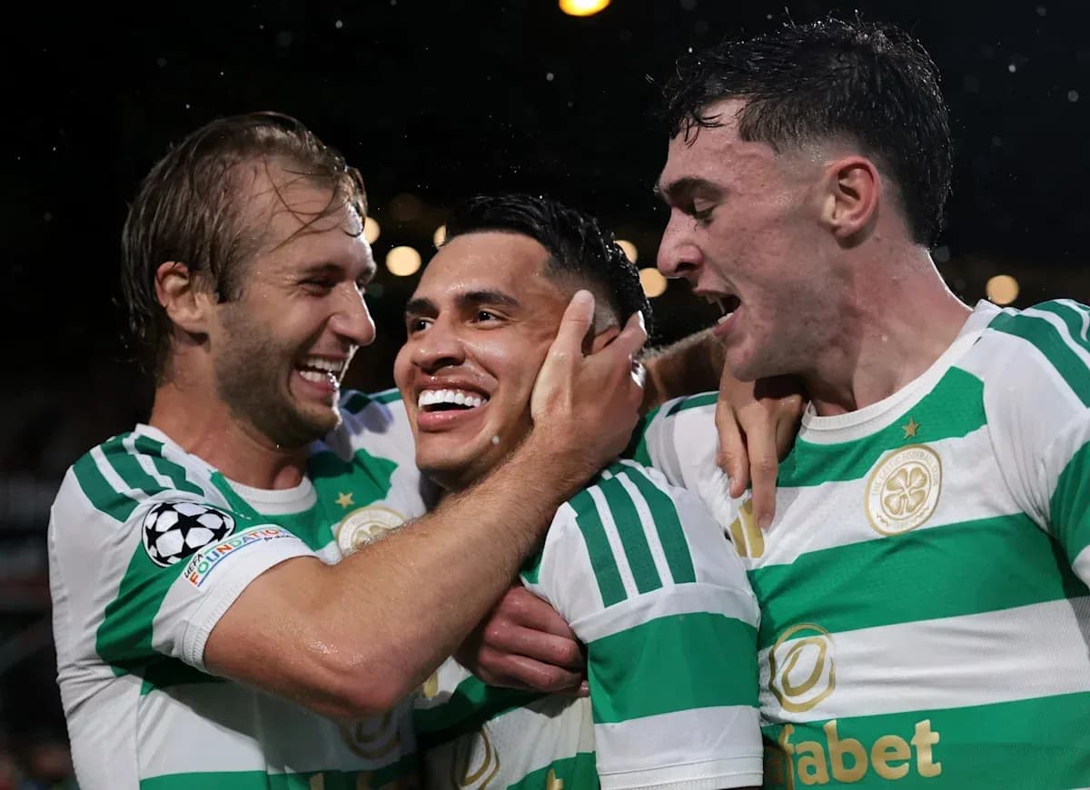 Игроки Celtic отмечают гол во время матча