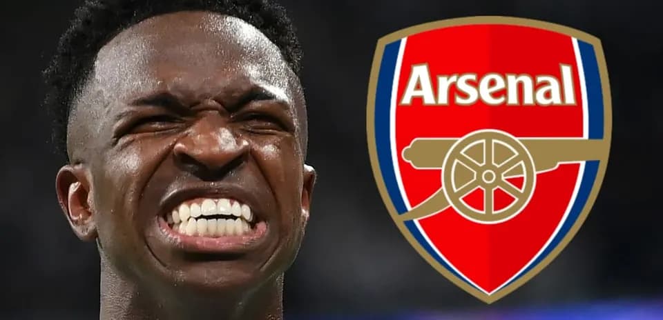 Игрок с выражением лица на фоне логотипа Arsenal