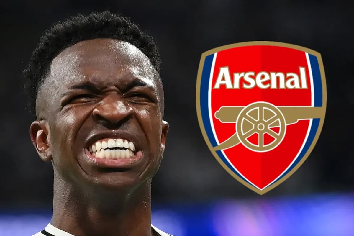 Игрок с выражением лица на фоне логотипа Arsenal