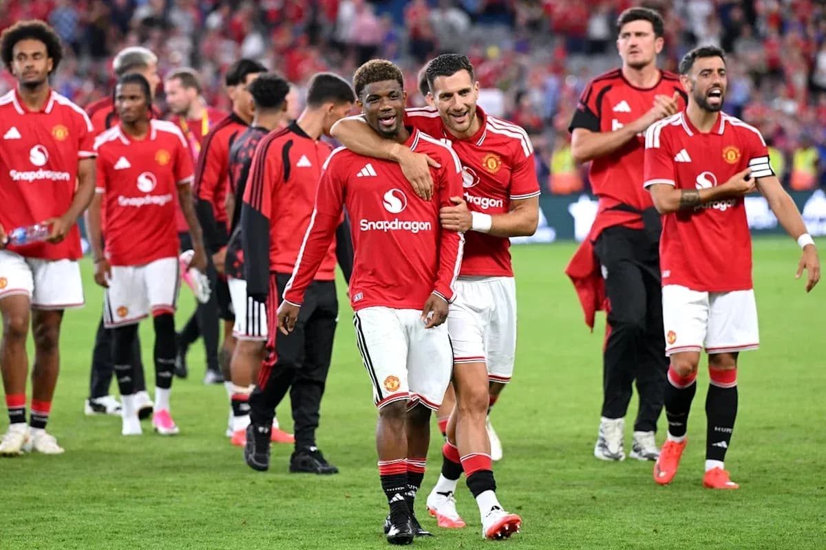 Игроки Manchester United празднуют после матча