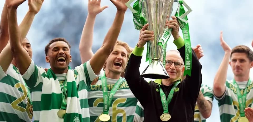 Игроки Celtic празднуют победу с трофеем