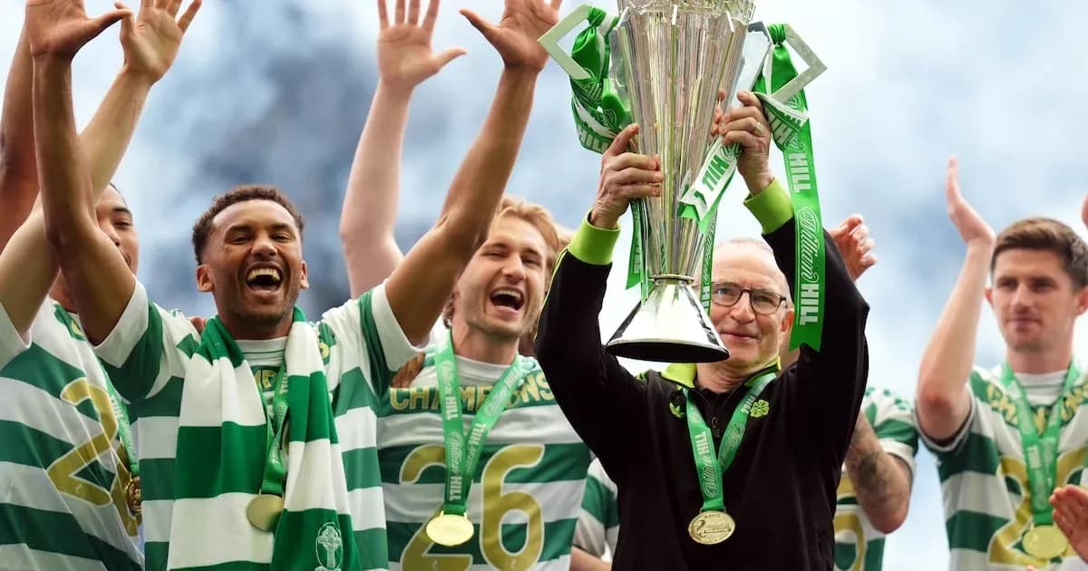 Игроки Celtic празднуют победу с трофеем