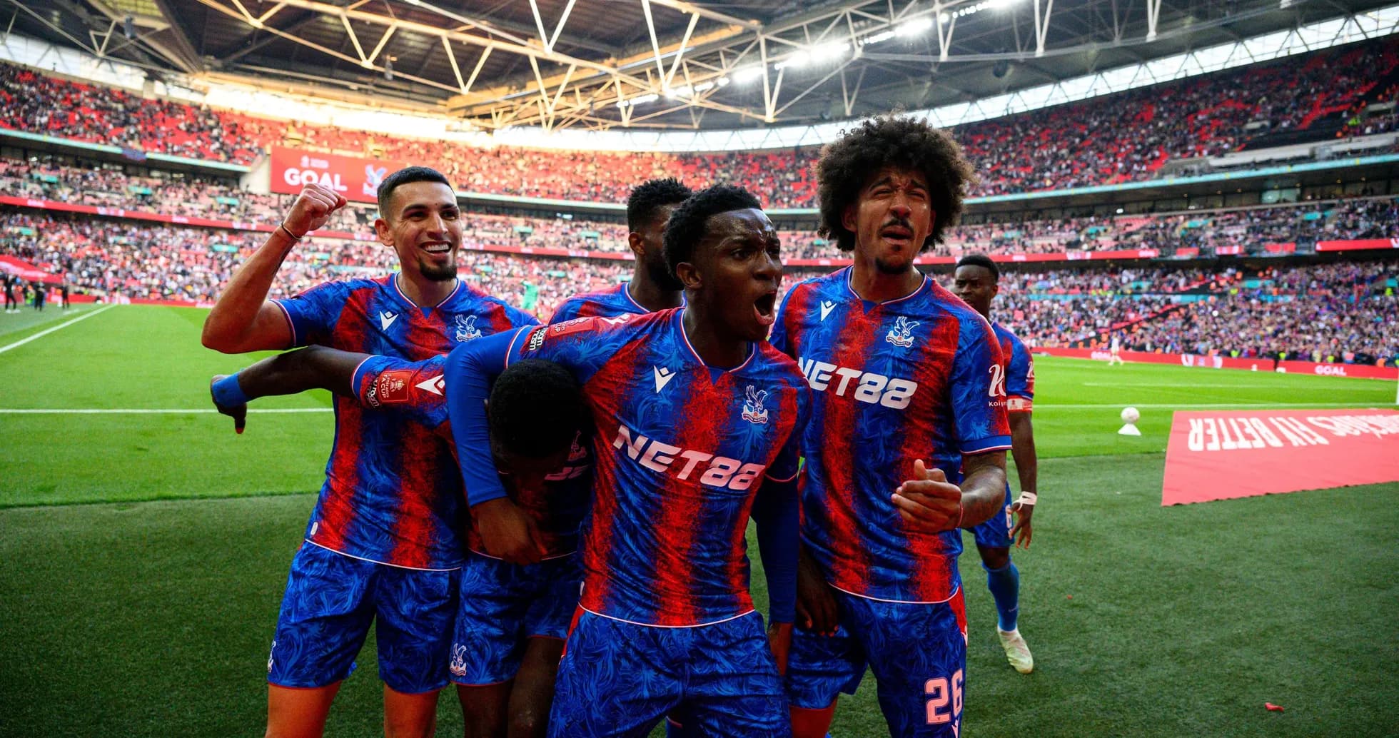 Игроки Crystal Palace празднуют гол на стадионе Wembley
