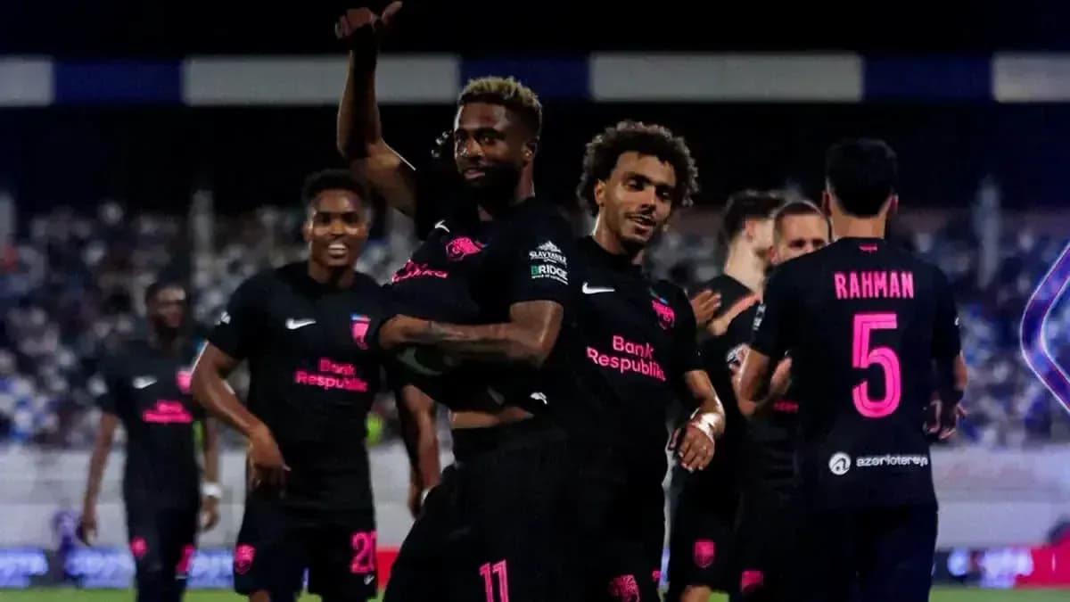 Игроки Sabah FA празднуют гол на поле