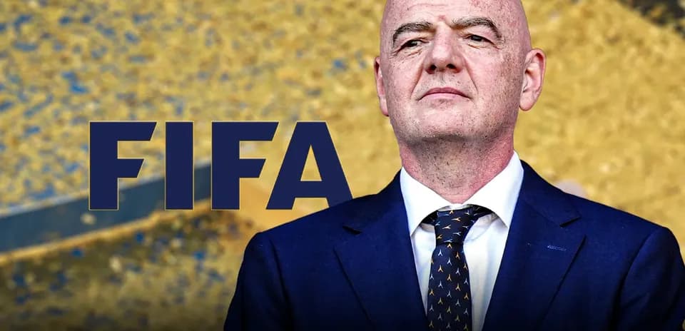 Председатель FIFA на фоне золотого трофея