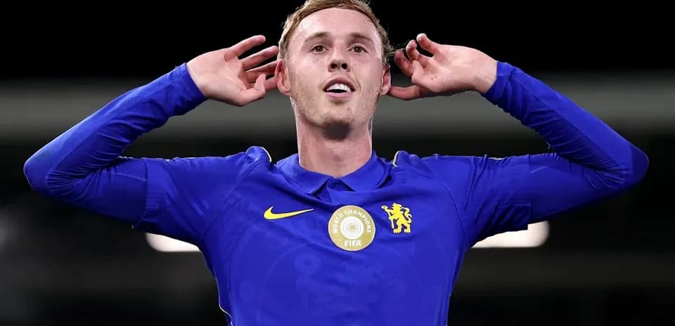 Игрок Челси празднует гол с поднятыми руками