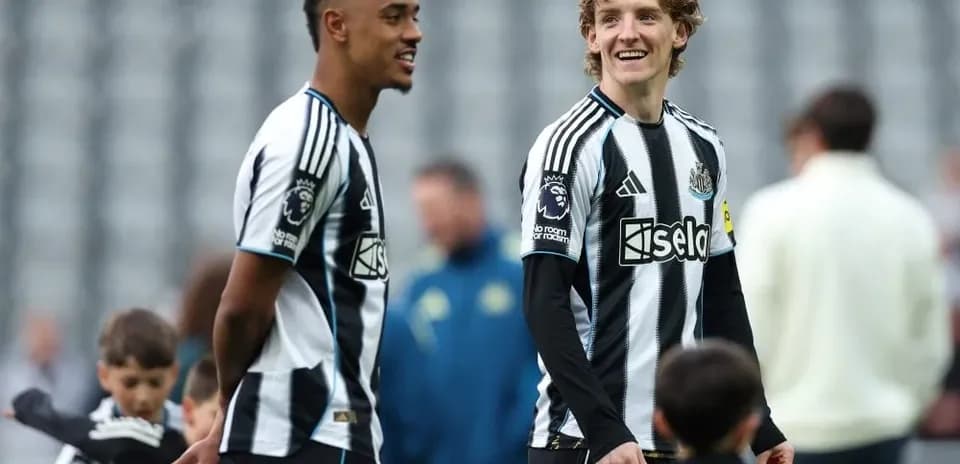 Игроки Newcastle United общаются на тренировочном поле