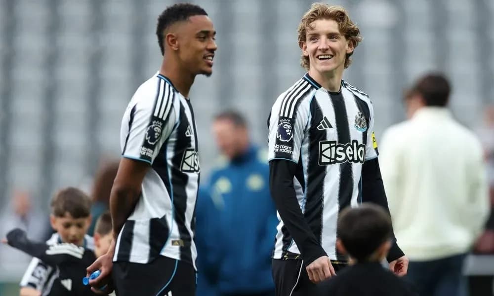 Игроки Newcastle United общаются на тренировочном поле